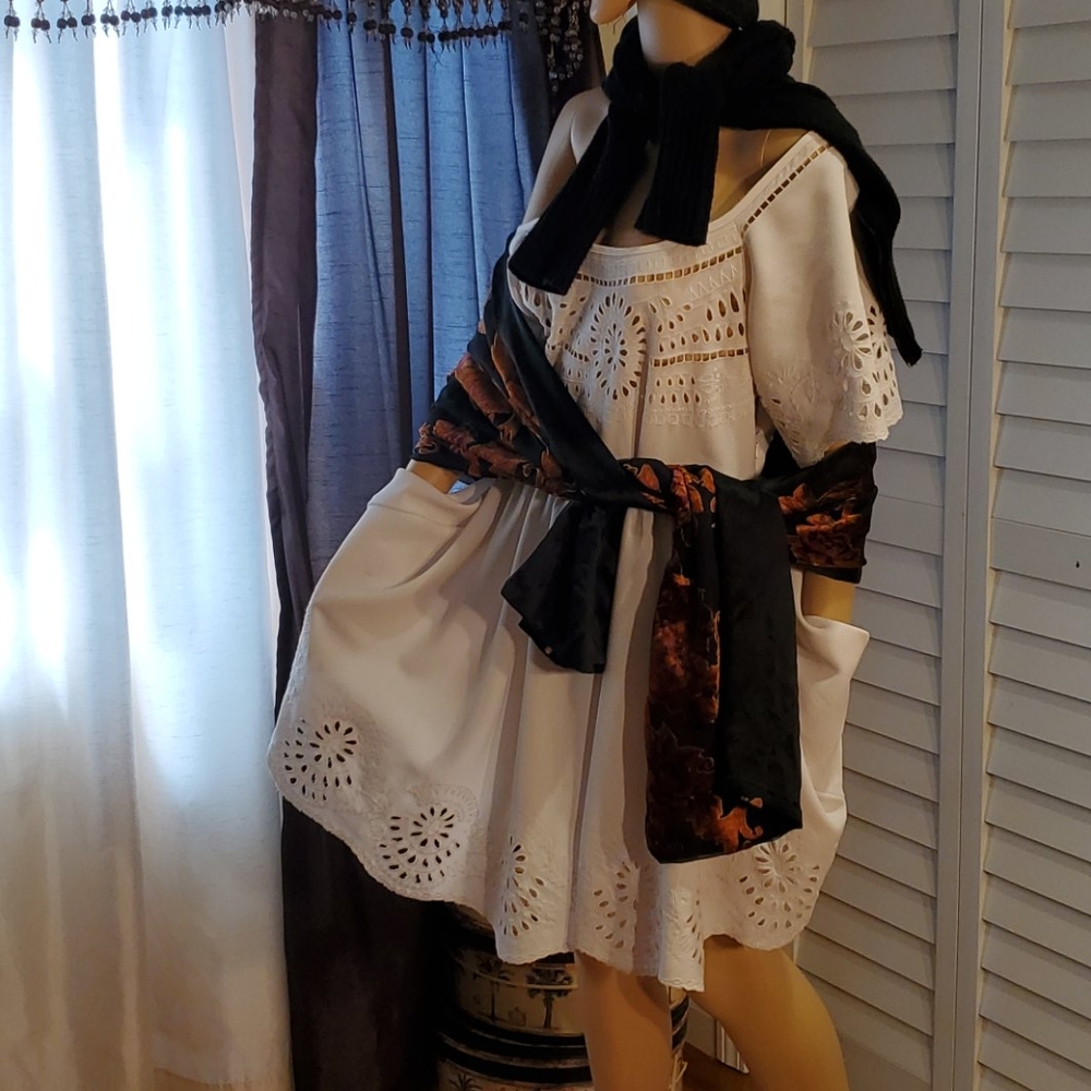 Eyelet--OUTFIT - Picture 2 of 9